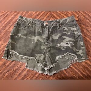 Women’s NOBO Short Shorts High Rise Green Camouflage Distressed Size 13